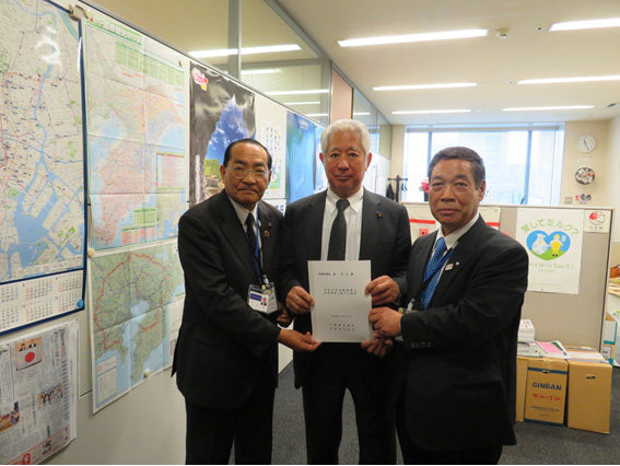 森衆議院議員（中央）に要望書を提出する太田・千葉県市長会副会長（左）、
岩田・千葉県町村会長（右）

