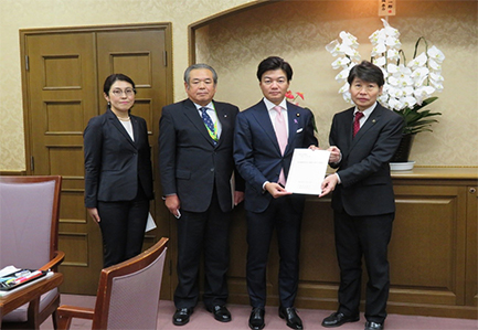 元榮財務大臣政務官に要望書を提出した清水会長（右から１番目）