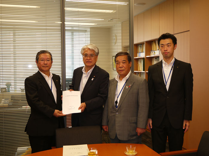 富田衆議院議員（左から２人目）に要請書を提出