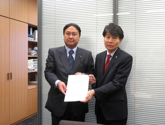 木村衆議院議員に要望書を提出する清水・千葉県市長会長