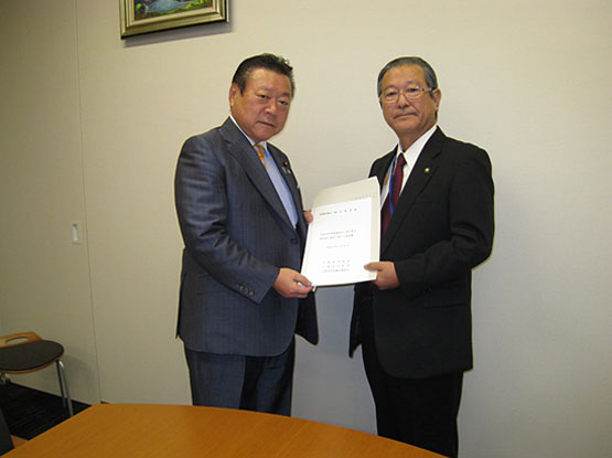 櫻田衆議院議員（左）に要望書を提出する志賀市長会長