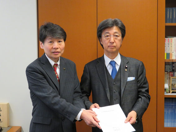 石井参議院議員（右）に要望書を提出する清水・千葉県市長会長