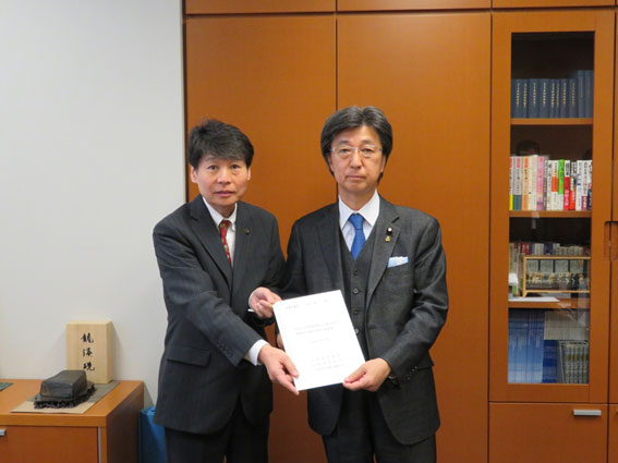 石井参議院議員（右）に要望書を提出する清水・千葉県市長会長