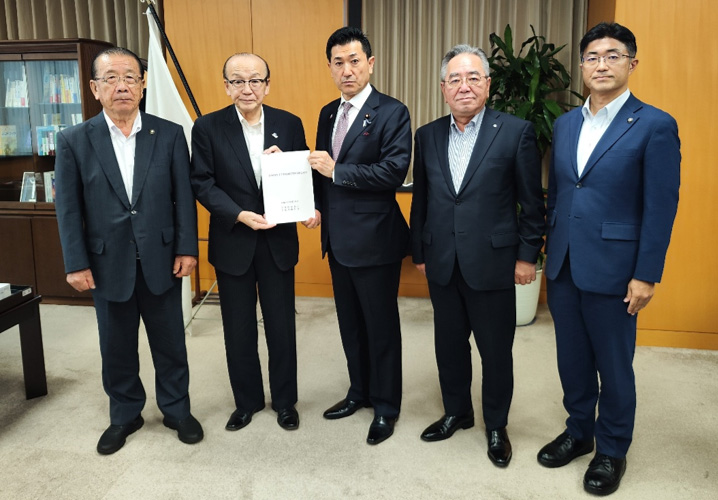 あかま・内閣府特命担当大臣に要望書を提出(左から北村副会長(八街市長)、小泉会長(成田市長)、あかま・内閣府特命担当大臣、佐藤・千葉県町村会長(横芝光町長)、松戸・松戸市長)