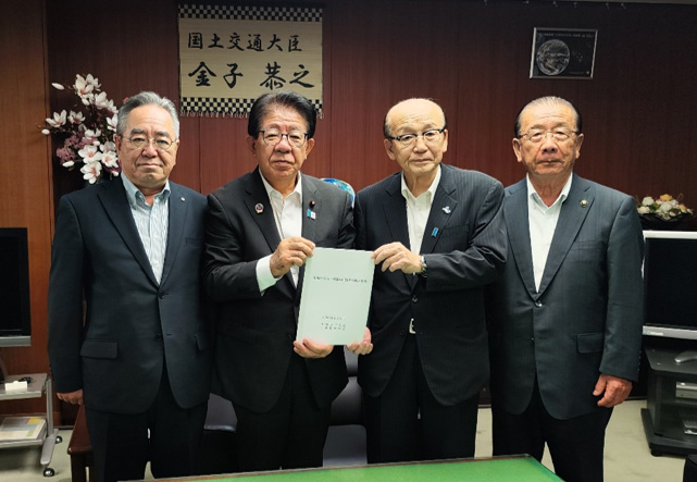 金子・国土交通大臣に要望書を提出(右から北村副会長(八街市長)、小泉会長(成田市長)、金子・国土交通大臣、佐藤・千葉県町村会長(横芝光町長))