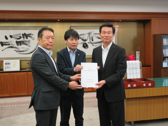 森田県知事に要望書を提出する清水会長（中央）、井崎副会長（左）