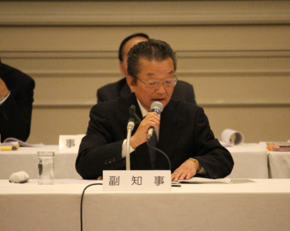 「県政の状況について」説明する��橋副知事